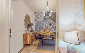 Motley Luxury Apartment By Estia